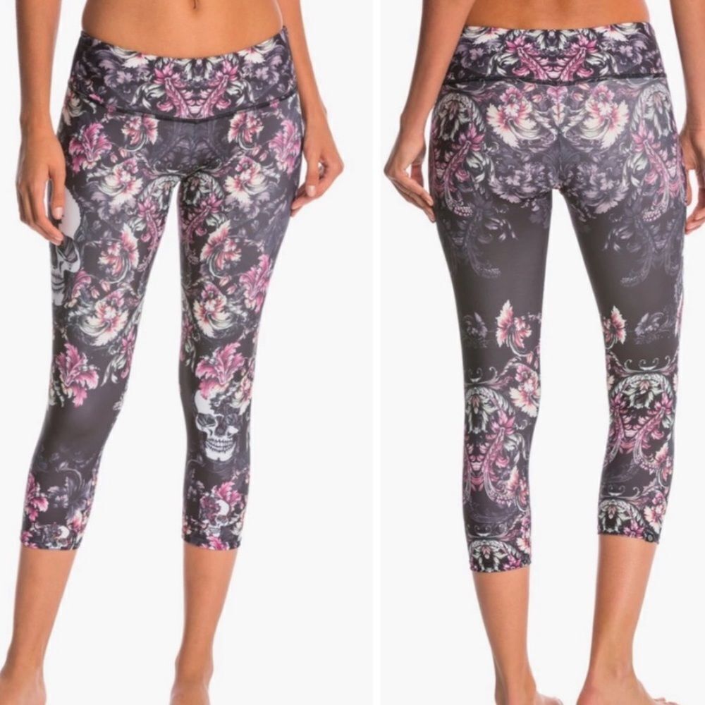 Onzie Cropped Leggings Skulls and Flowers Size M/L